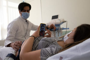 Bernardo já havia acompanhado as consultas do pré-natal da esposa por video chamada. Foto: Bruna Gil